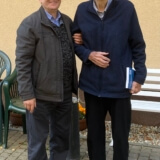 Posledná návšteva Miša Adamova Kováča (vpravo) - s predsedom OZ Krediv Jozefom Šuvadom (vľavo)